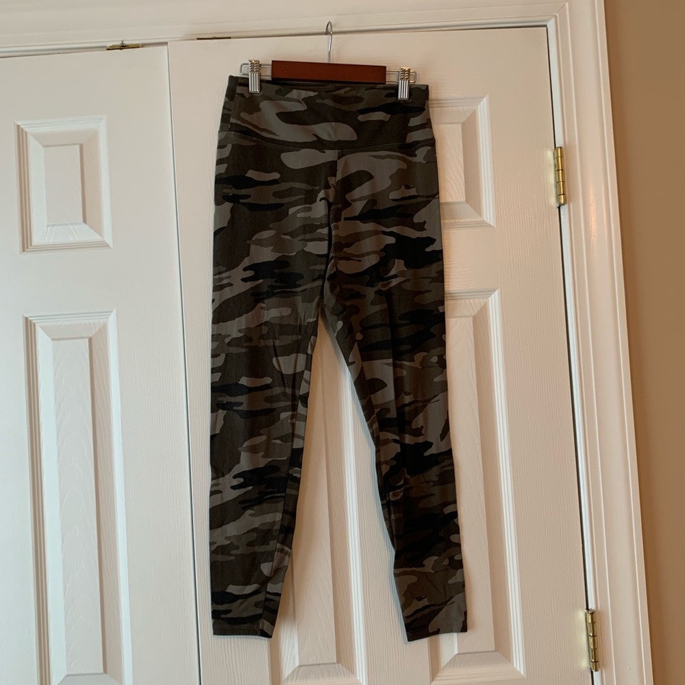 Camo leggings, never worn!